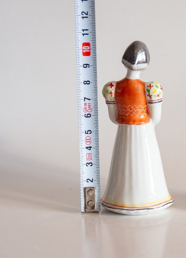 Figura femenina de porcelana húngara HOLLOHAZA