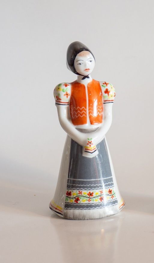 Figura femenina de porcelana húngara HOLLOHAZA