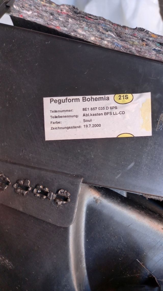 GUANTERA AUDI A4 8E B6 con CARGADOR 6 CDs original