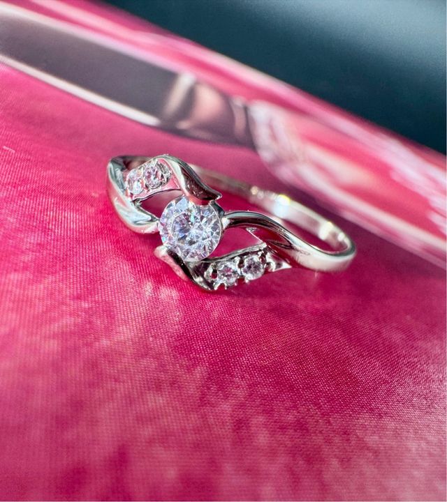 Anel em ouro branco 18K