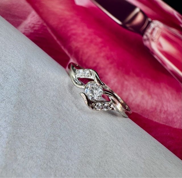 Anel em ouro branco 18K