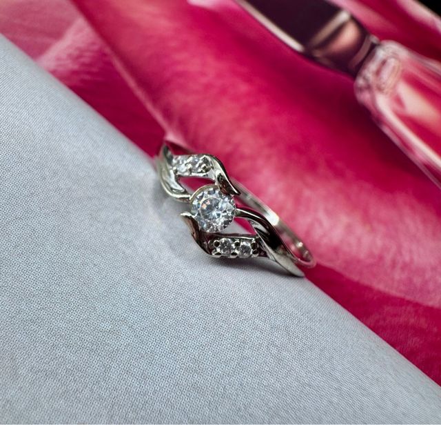 Anel em ouro branco 18K