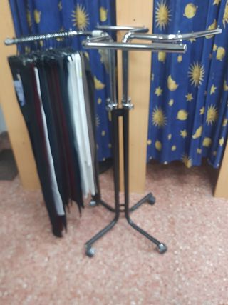 ESTUPENDOS EXPOSITORES DE ROPA