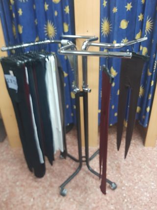 ESTUPENDOS EXPOSITORES DE ROPA