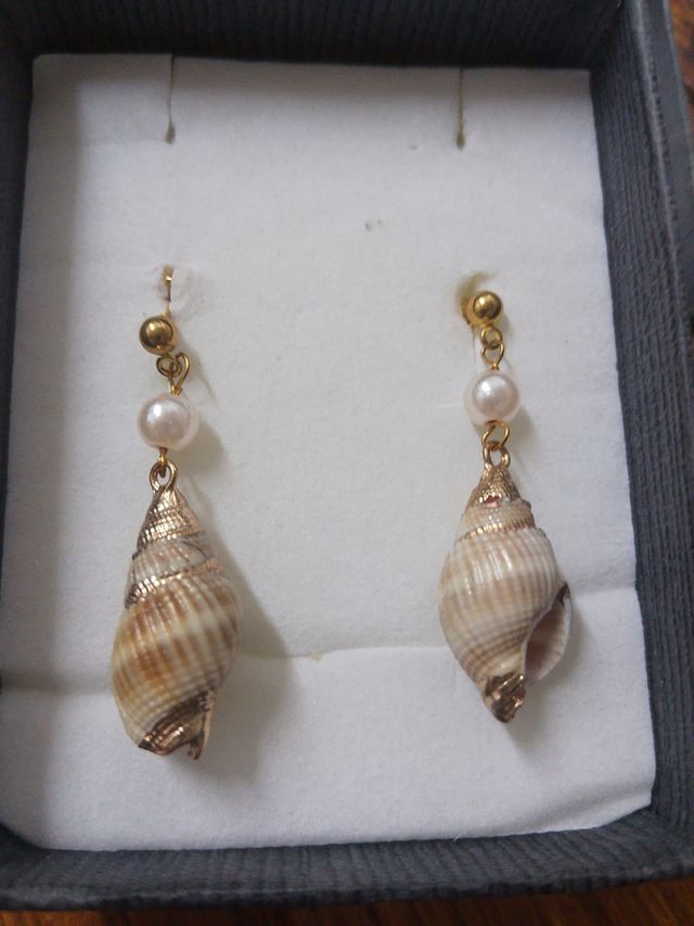 Pendientes caracola bisutería