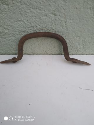 Tirador de puerta, muy antiguo. Hierro.