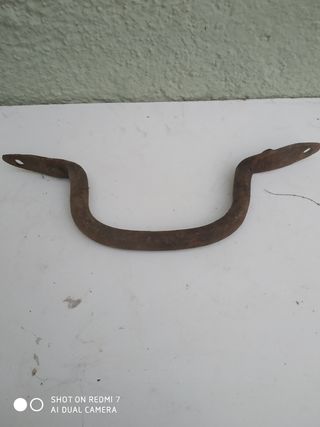 Tirador de puerta, muy antiguo. Hierro.