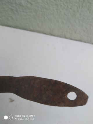 Tirador de puerta, muy antiguo. Hierro.