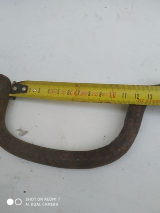 Tirador de puerta, muy antiguo. Hierro.