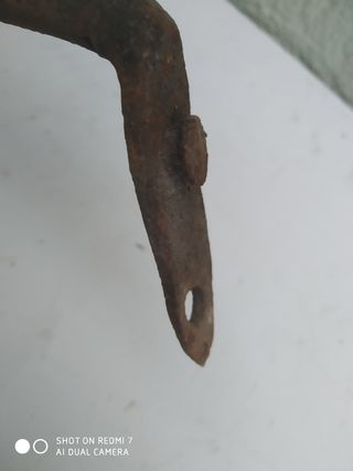 Tirador de puerta, muy antiguo. Hierro.