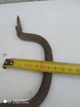 Tirador de puerta, muy antiguo. Hierro.