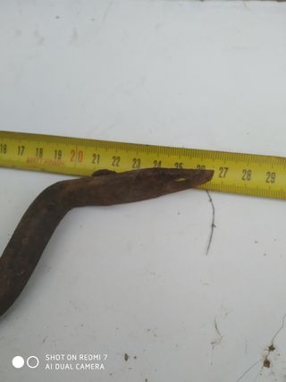 Tirador de puerta, muy antiguo. Hierro.