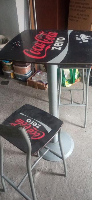 Mesa alta cola zero, con dos taburetes