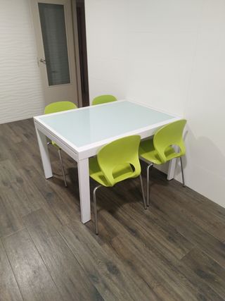 Mesa, mesa alta, sillas y taburetes 