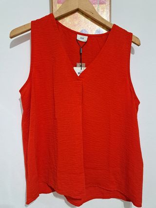 Blusa roja con escote en V marca JDY