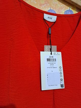 Blusa roja con escote en V marca JDY