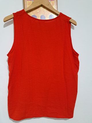 Blusa roja con escote en V marca JDY