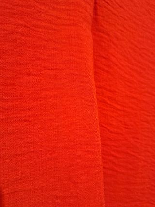 Blusa roja con escote en V marca JDY