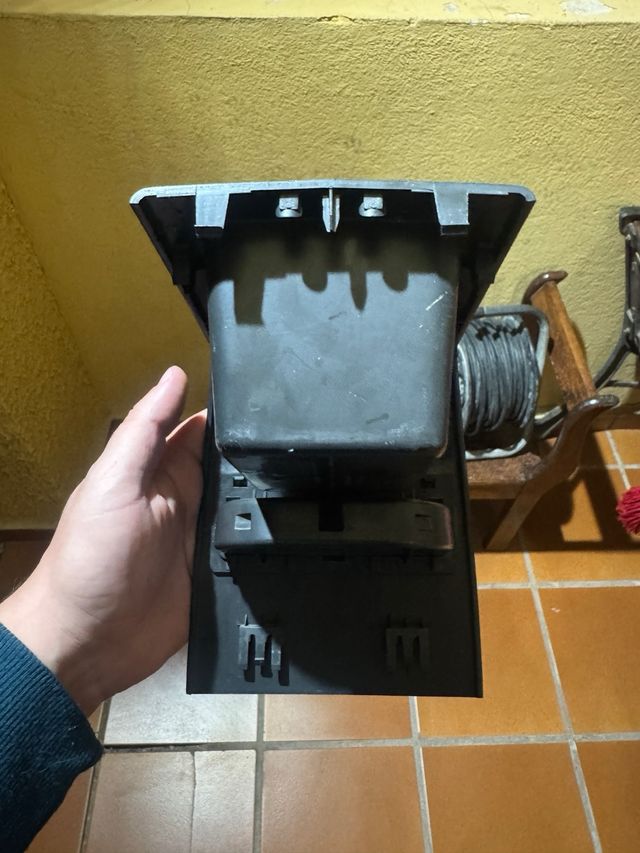 Soporte bebidas y cenicero trasero