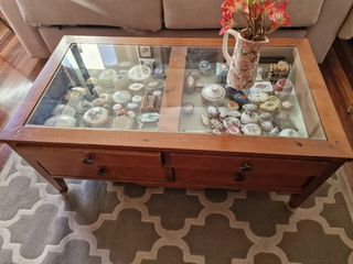 Mesa de centro  de madera con vitrina 