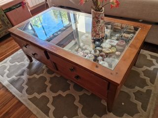 Mesa de centro  de madera con vitrina 