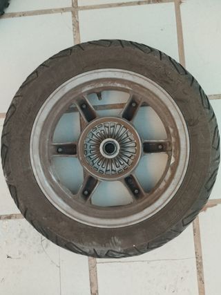 Rueda trasera con neumático burgman 125