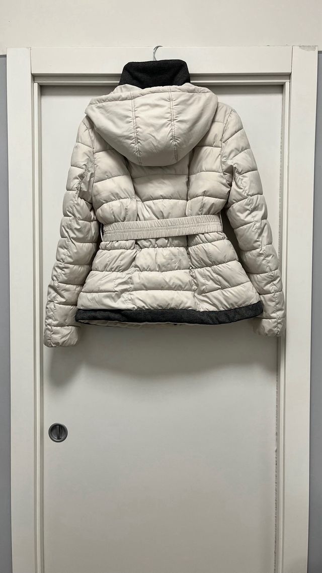 Piumino con cinta panna