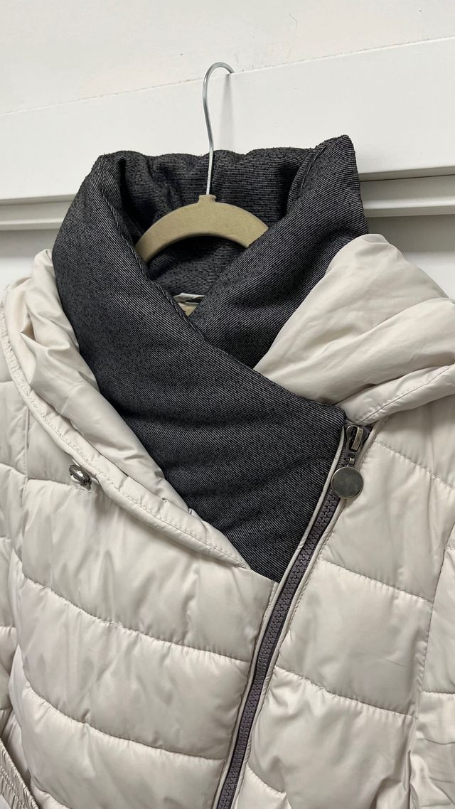 Piumino con cinta panna