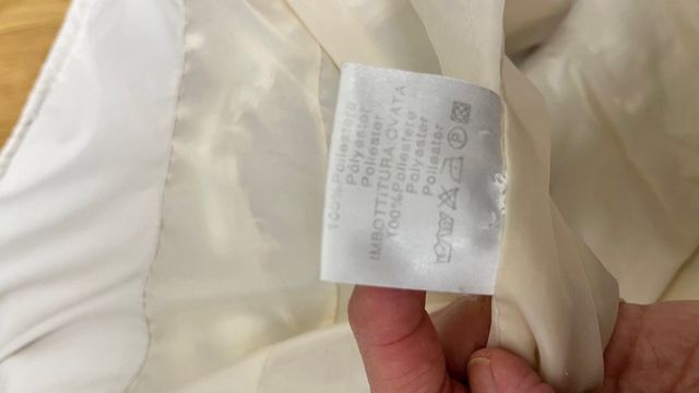 Piumino con cinta panna