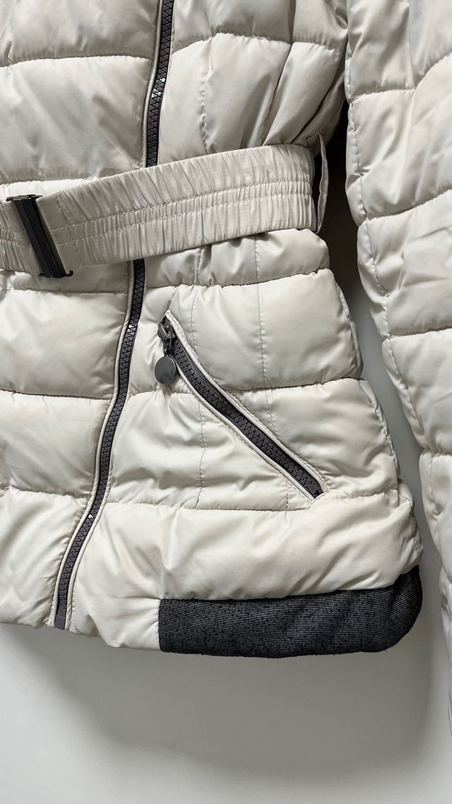 Piumino con cinta panna