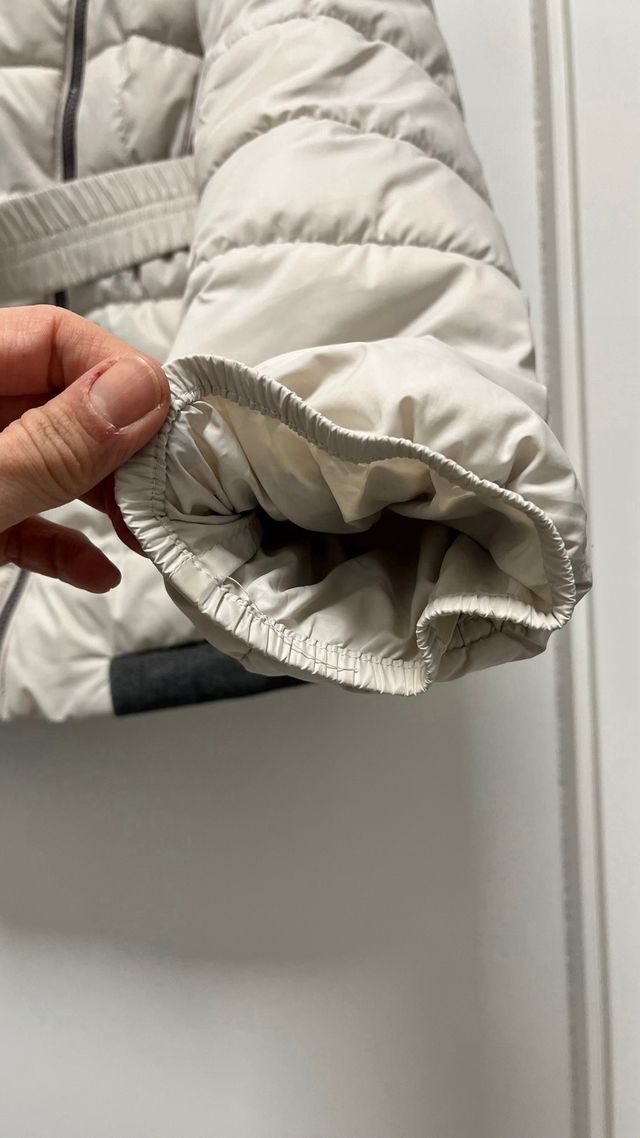 Piumino con cinta panna