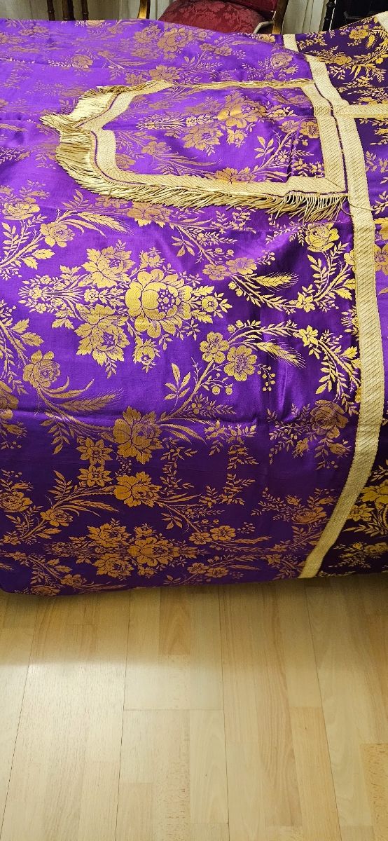 Antigua capa morada de raso