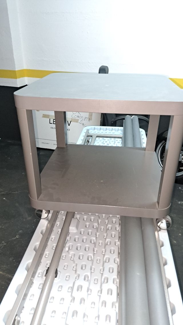 Mesa ikea tingny con ruedas gris