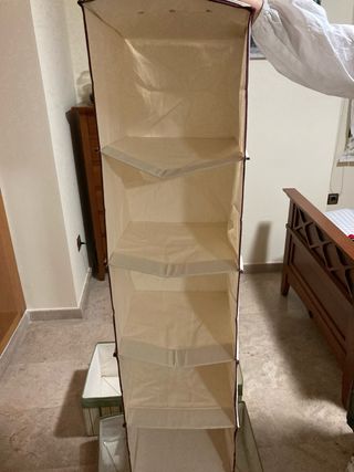 Organizador de ropa en armario