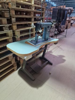 Máquina de coser de pata alta.