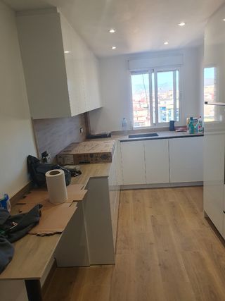 Montador / instalador de mobiliario de cocinas .