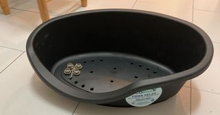 Cama de plástica para perros/gatos. Negra