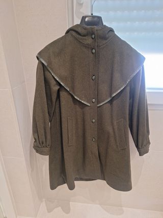 Abrigo loden de mujer con capelina