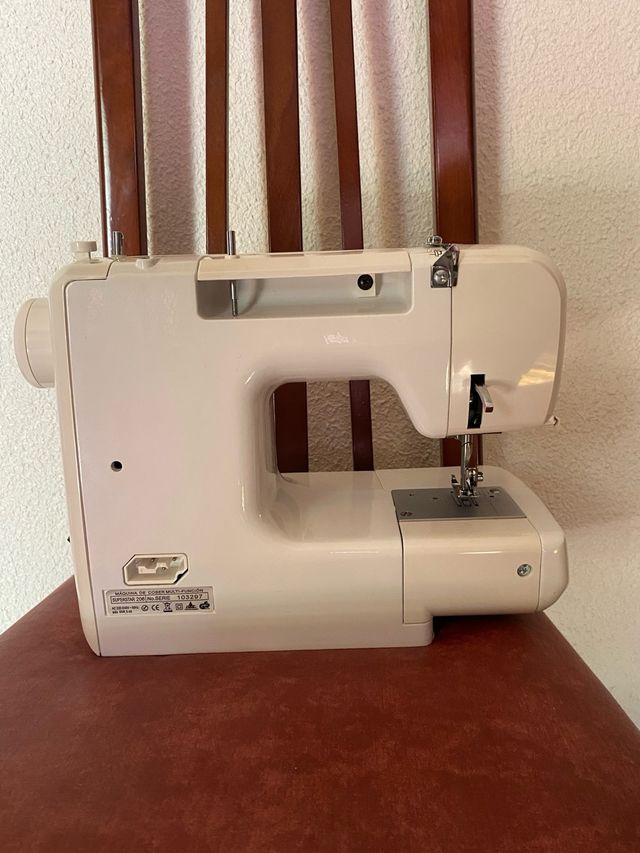 Maquina de coser portatil nueva
