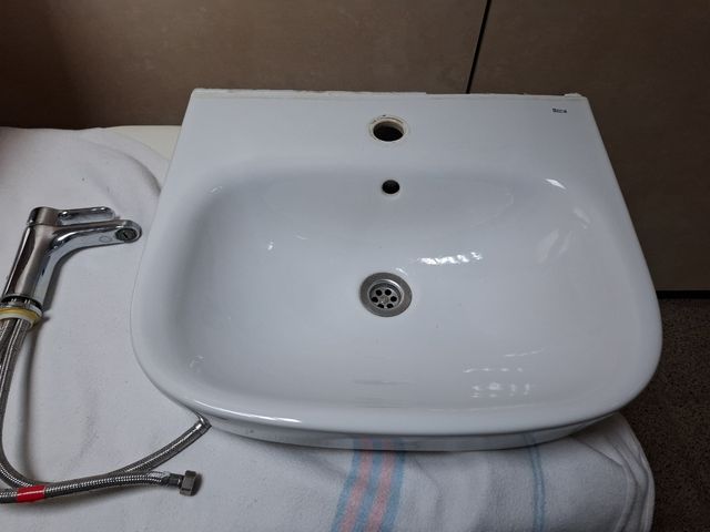 Lavabo y grifo  Roca 