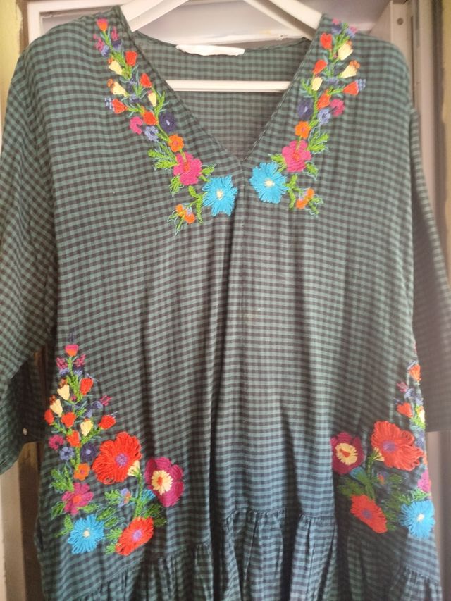 Vestido verde volantes bordado.