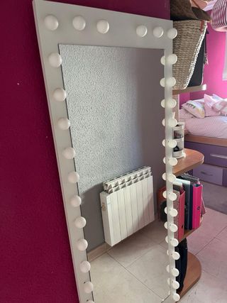 Habitación completa en tonos morados y madera