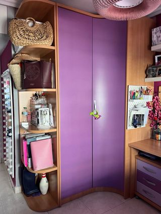 Habitación completa en tonos morados y madera