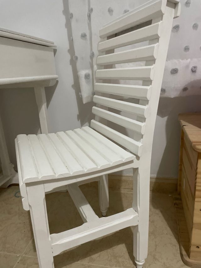 Pupitre de madera infantil hecho por carpintero