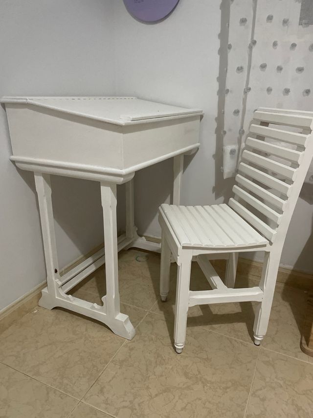 Pupitre de madera infantil hecho por carpintero