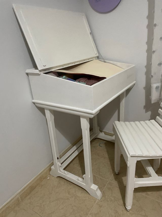 Pupitre de madera infantil hecho por carpintero