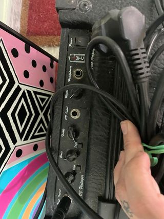 Guitarra eléctrica Behringer y amplificador