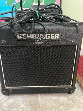 Guitarra eléctrica Behringer y amplificador