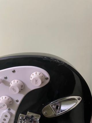 Guitarra eléctrica Behringer y amplificador