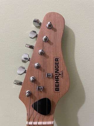 Guitarra eléctrica Behringer y amplificador